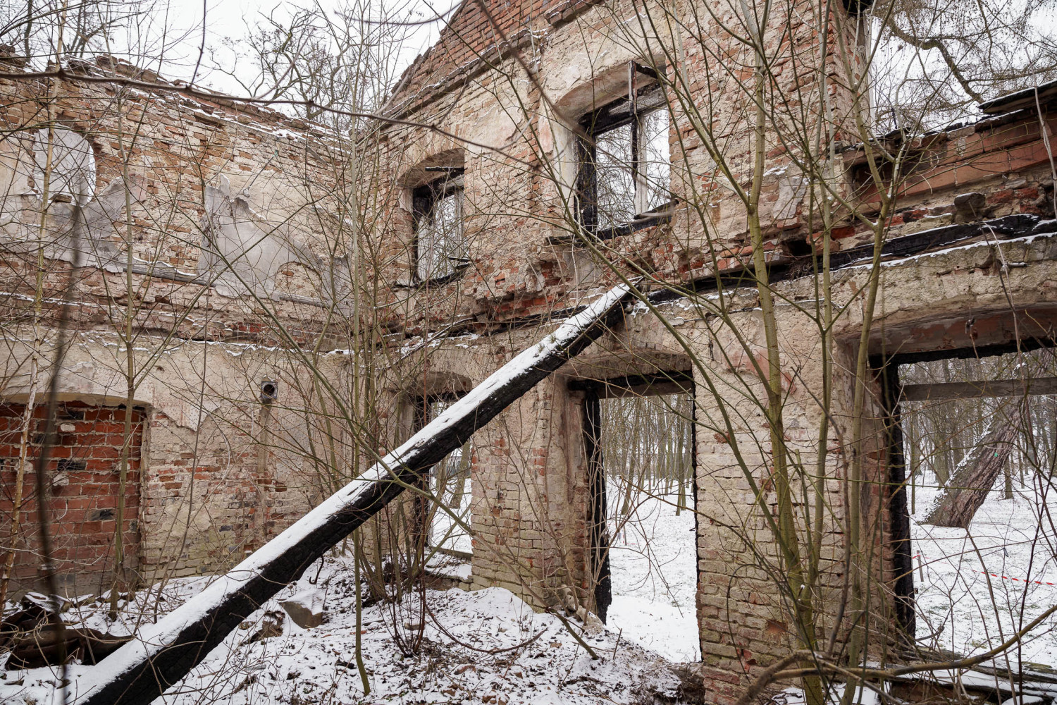 Ruiny dworu w Kobielach Wielkich