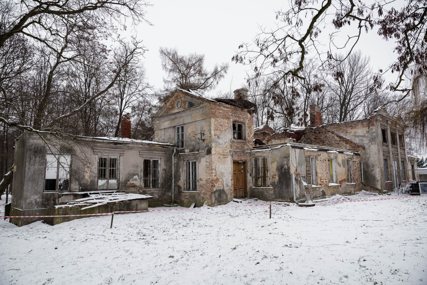 Ruiny dworu w Kobielach Wielkich