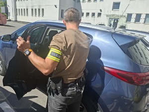 Policjant przed komisariatem