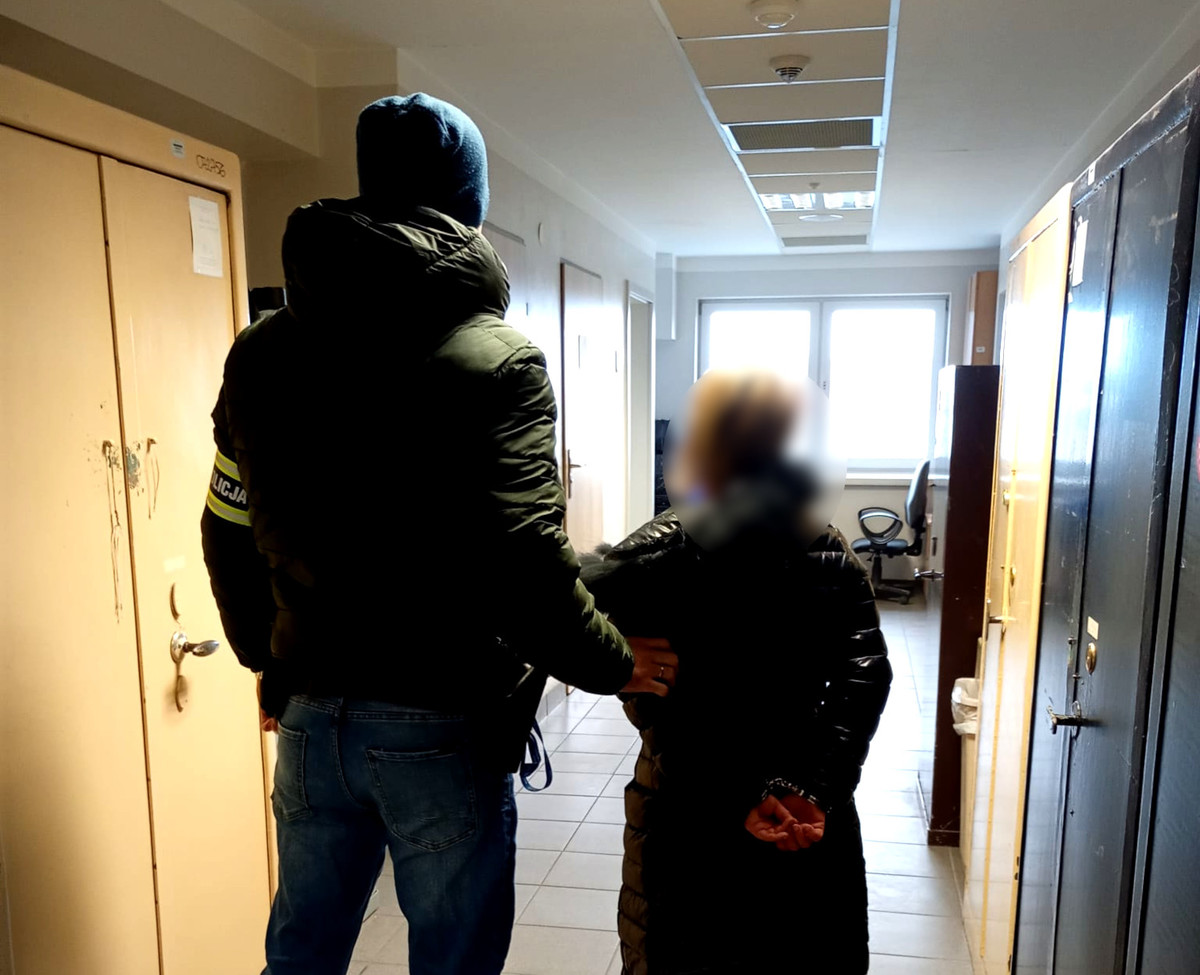 Kobieta pijana wjechała w płot kosciola