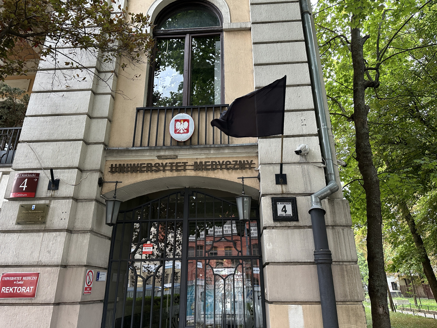 Uniwersytet Medyczny w Łodzi wejście od ulicy Pomorskiej wywieszona czarna flaga