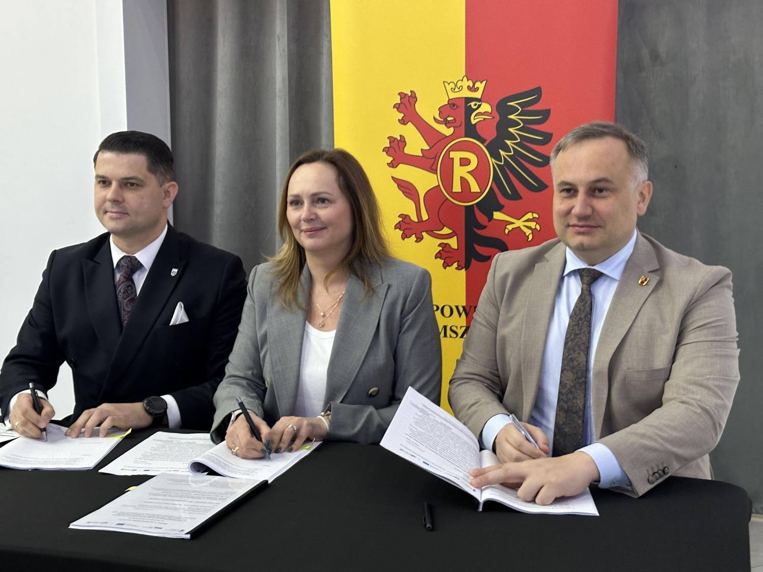 Jarosław Bąkowicz z Joanną Skrzydlewską i Piotrem Wojtysiakiem