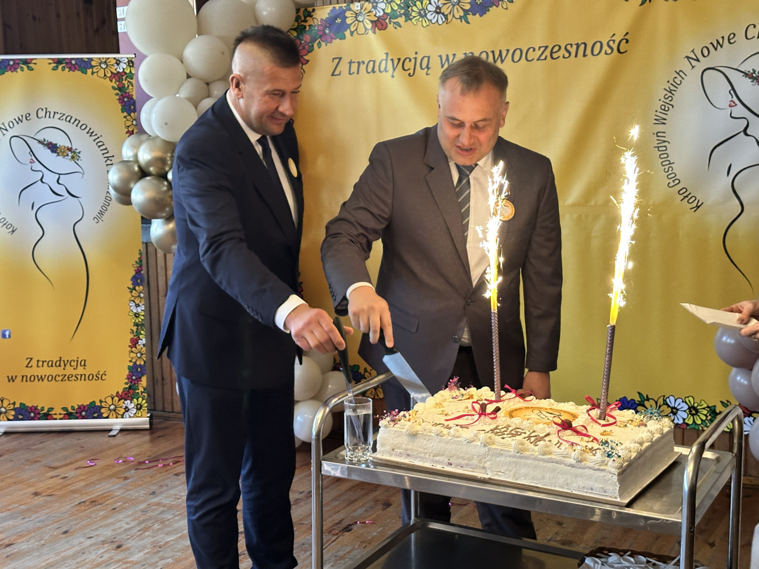 wójt Paweł Olejniczak i wicemarszałek Województwa Łódzkiego Piotr Wojtysiak