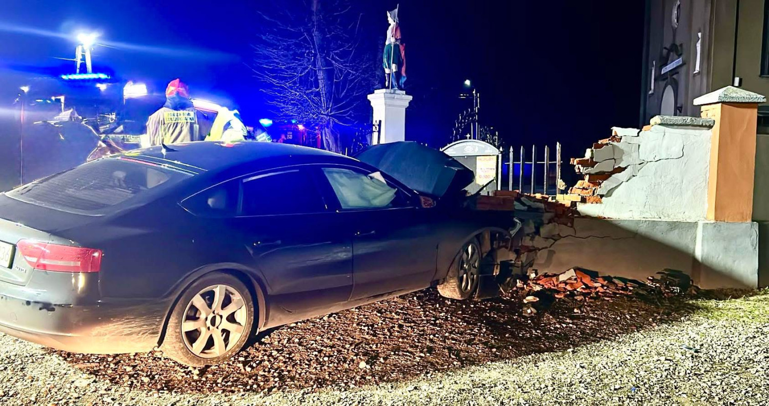 Audi rozbite o kościelny parkan Wypadek w gminie Ładzice