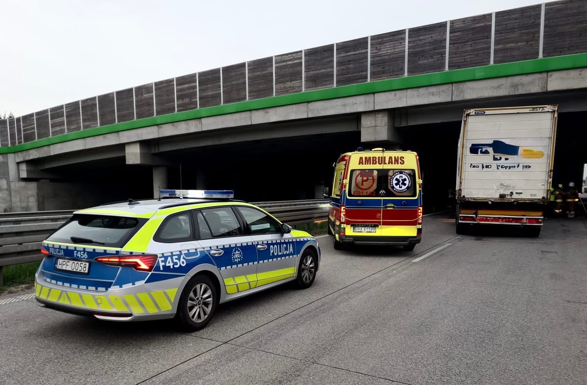 Służby na miejscu na A1