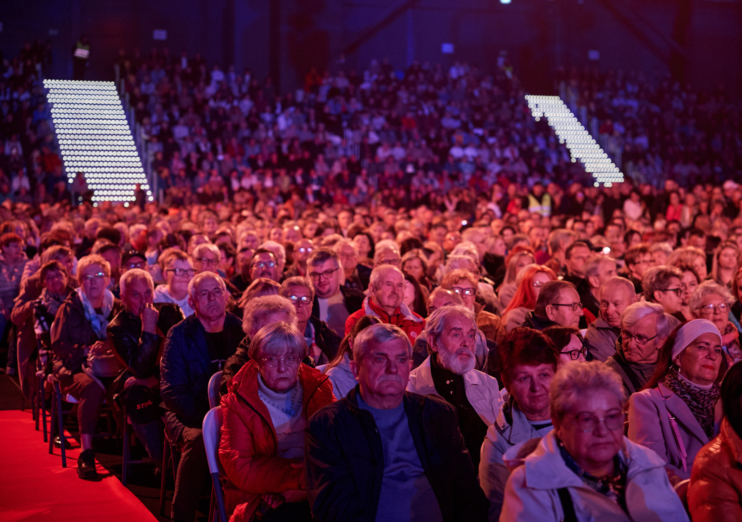Seniorzy w Arenie Lodowej, w tym także liczna grupa z Radomska i powiatu radomszczańskiego