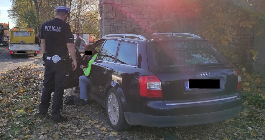Policja z Radomska zatrzymała pijanego kierowcę audi a4