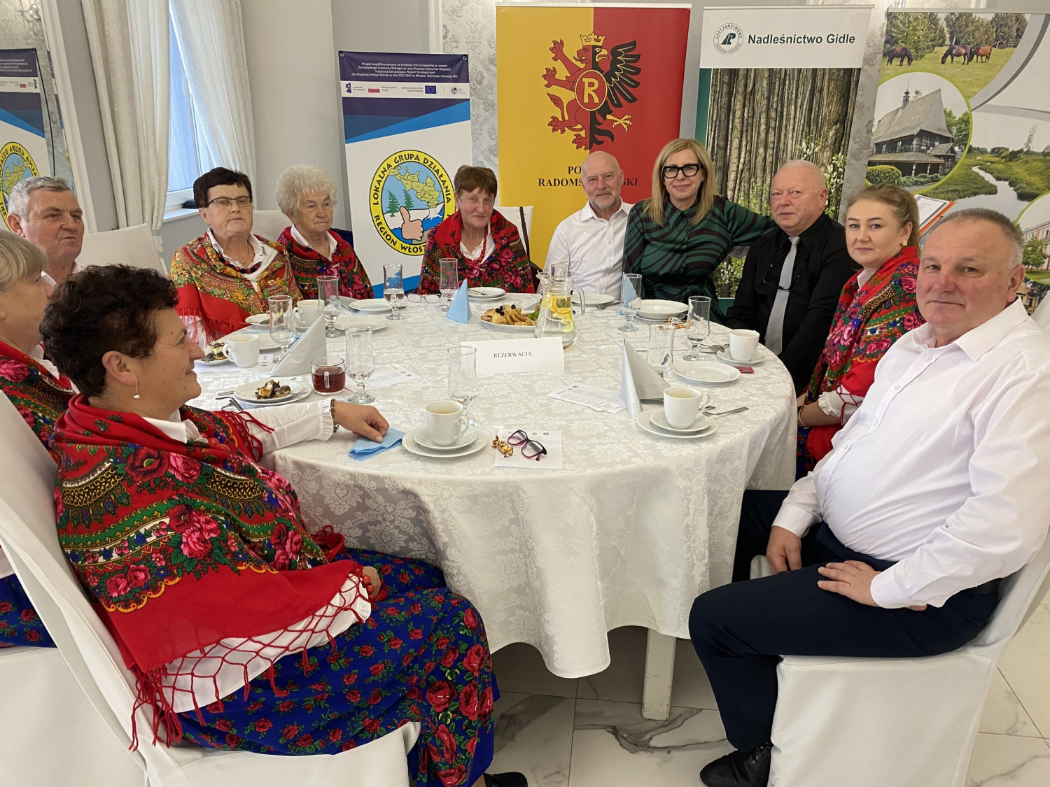 Dzień Seniora w Gidlach był okazją do świętowania przy stole